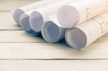 Blueprint kağıt İnşaat planlama kavramı tablo üzerinde rulo