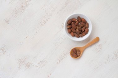 Kase ve kaşık badem