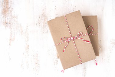 Vintage hediye kutusu beyaz ahşap tahta üzerinde kırmızı ip ile el yapımı