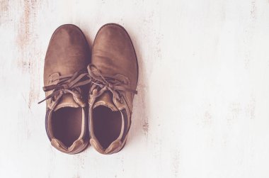 Erkek Ayakkabı vintage tarzı ile beyaz ahşap masa üzerinde kahverengi. üstten görünüm