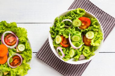 Üstten Görünüm karışımı sebze salatası beyaz kase üzerinde