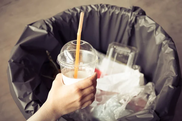 Weibliche Hand Wirft Müll Papierkorb — Stockfoto