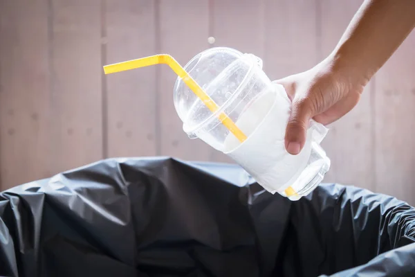 Çöp Geri Dönüşüm Kutusu'na koyarak el