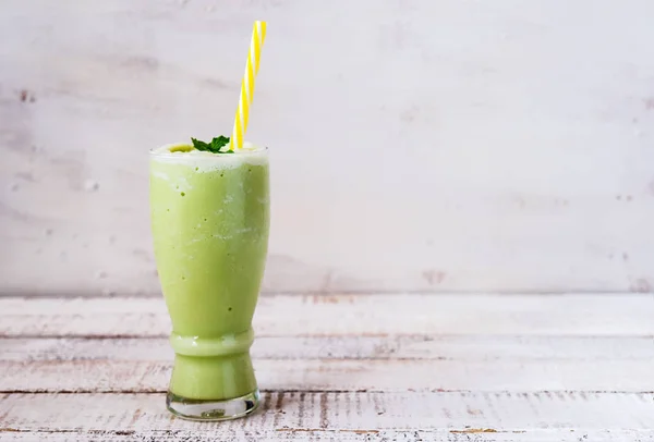 bir bardak yeşil çay smoothie