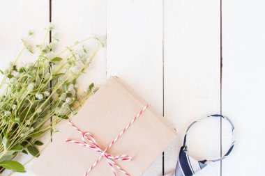 Babalar günü konseptiyle hediye kutusu, kravat, defter ve çiçek beyaz ahşap tahta üzerinde. üstten görünüm