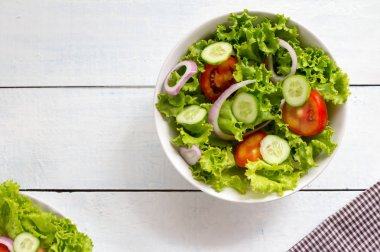 Üstten Görünüm karışımı sebze salatası beyaz kase üzerinde