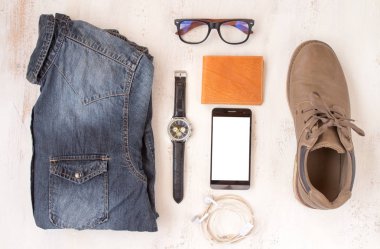 elbise erkekler için Beyaz ahşap tahta üzerinde ayarlayın.