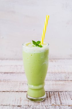 bir bardak yeşil çay smoothie Beyaz ahşap tahta üzerinde