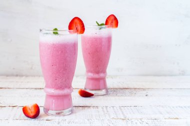 Beyaz ahşap tahta üzerinde sağlıklı taze çilek güler yüzlü