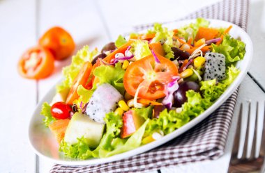 meyve ve sebze beyaz tabak salataya karıştırmak