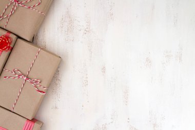 Vintage hediye kutusu beyaz ahşap tahta üzerinde kırmızı ip ile el yapımı