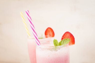 Beyaz ahşap tahta üzerinde sağlıklı taze çilek güler yüzlü