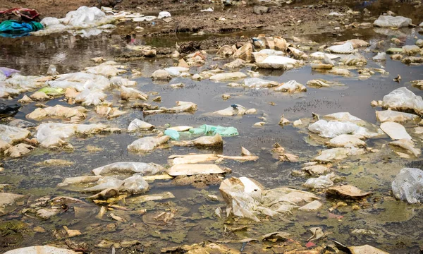 在倾倒地上的无尽大堆垃圾 — 图库照片