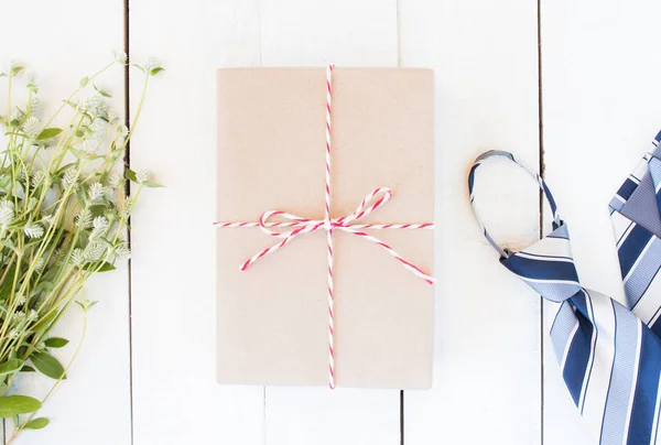 Concepto Día Los Padres Con Caja Regalo Corbata Cuaderno Flor — Foto de Stock