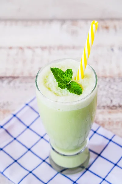 Egy Pohár Zöld Tea Smoothie Fehér Tábla — Stock Fotó