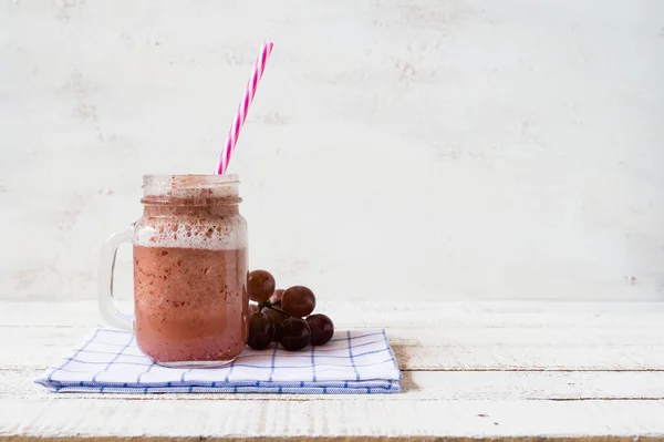 Słój Truskawka Winogron Berry Smoothie Biały Deska Drewniana — Zdjęcie stockowe