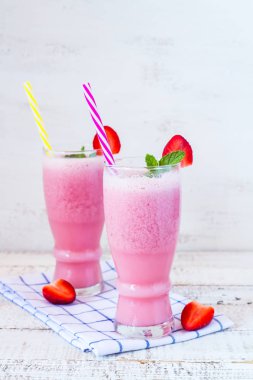 Beyaz ahşap tahta üzerinde sağlıklı taze çilek güler yüzlü