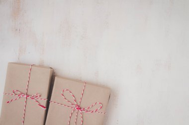 Vintage hediye kutusu beyaz ahşap tahta üzerinde kırmızı ip ile el yapımı
