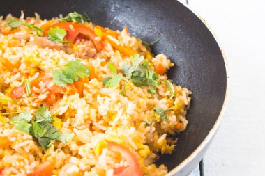 closeup kızarmış pilav siyah pan.homemade Gıda için iyi sağlıklı sebze ile