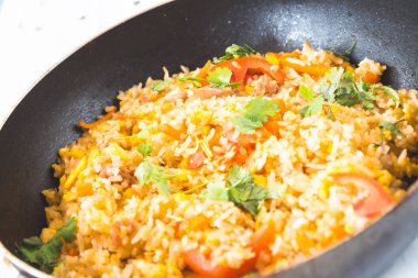 closeup kızarmış pilav siyah pan.homemade Gıda için iyi sağlıklı sebze ile