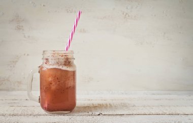 çilek ve üzüm berry yüzlü beyaz ahşap tahta üzerinde bir kavanoz