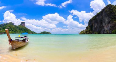 Mavi deniz altında açık gökyüzü ve dağ, Krabi, Tayland Körfezi'nin doğa