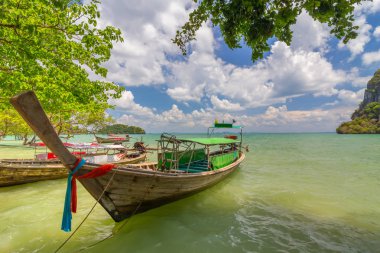 Mavi deniz altında açık gökyüzü ve dağ, Krabi, Tayland Körfezi'nin doğa
