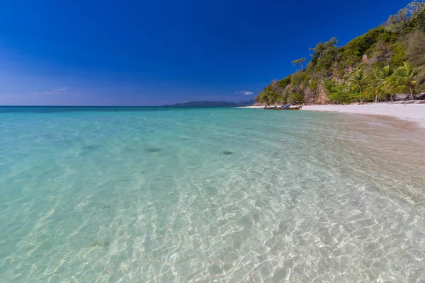 Όμορφη Παραλία Λευκή Άμμο Και Καθαρά Νερά Στο Νησί Phi — Φωτογραφία Αρχείου