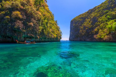 Güzel Ao Lo sa anne noktası ünlü tur Phi Phi Islands Tayland gölünde snorkeling