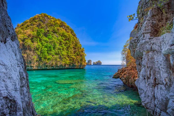 美丽的奥罗 马浮潜点著名的旅游泻湖在皮皮岛泰国 — 图库照片