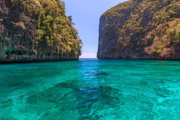 美丽的奥罗 马浮潜点著名的旅游泻湖在皮皮岛泰国 — 图库照片