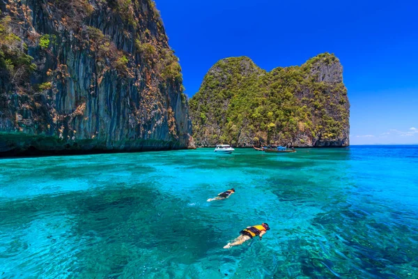 Güzel Ao Lo sa anne noktası ünlü tur Phi Phi Islands Tayland gölünde snorkeling