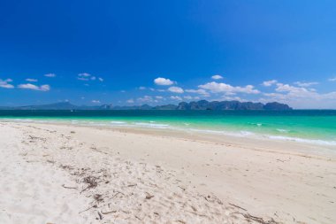 güzel beyaz kum plaj ve temiz su Poda Adası Tayland at 
