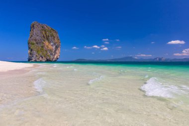 güzel beyaz kum plaj ve temiz su Poda Adası Tayland at 