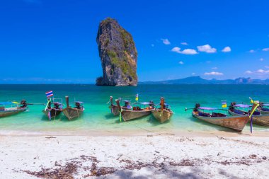 güzel beyaz kum plaj ve temiz su Poda Adası Tayland at 