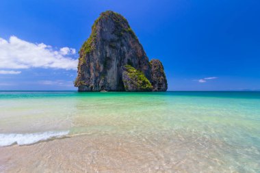 güzel beyaz kum plaj ve temiz su Poda Adası Tayland at 