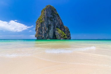 güzel beyaz kum plaj ve temiz su Poda Adası Tayland at 