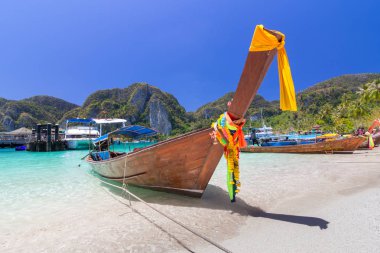 güzel beyaz kum plaj ve Phi Phi Island Krabi Thailand, temiz su