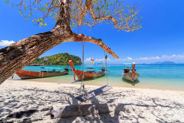Uzun kuyruk tekneler sahilde, Krabi, Tayland