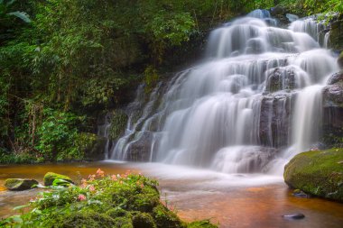 Mun daeng şelale, güzel şelale derin orman, Phu Hin Rong Kla Milli Parkı, Phitsanulok, Tayland