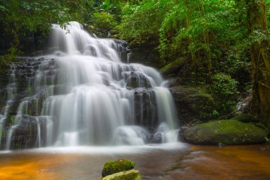 Mun daeng şelale, güzel şelale derin orman, Phu Hin Rong Kla Milli Parkı, Phitsanulok, Tayland