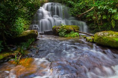 Mun daeng şelale, güzel şelale derin orman, Phu Hin Rong Kla Milli Parkı, Phitsanulok, Tayland