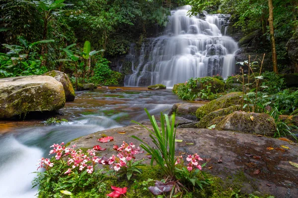 Mun daeng şelale, güzel şelale derin orman, Phu Hin Rong Kla Milli Parkı, Phitsanulok, Tayland