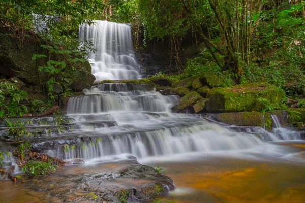 Mun daeng şelale, güzel şelale derin orman, Phu Hin Rong Kla Milli Parkı, Phitsanulok, Tayland