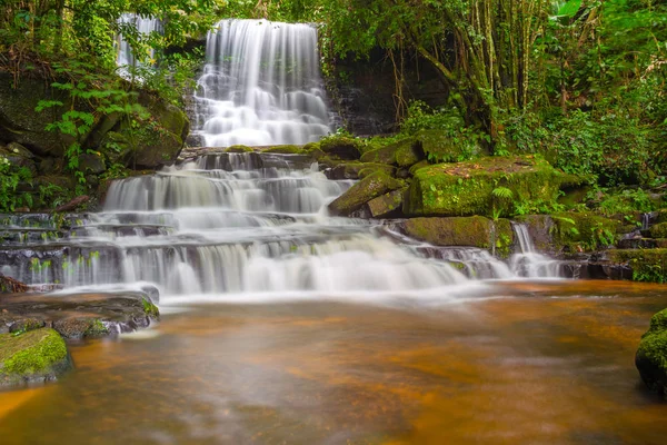 Mun daeng şelale, güzel şelale derin orman, Phu Hin Rong Kla Milli Parkı, Phitsanulok, Tayland