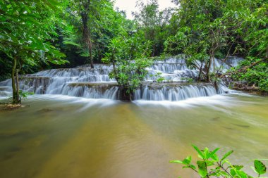Noppiboon şelale içinde tropik yağmur ormanı, Sangkhlaburi, il Kanchanaburi, Tayland