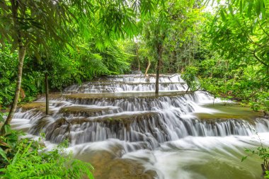 Noppiboon şelale içinde tropik yağmur ormanı, Sangkhlaburi, il Kanchanaburi, Tayland