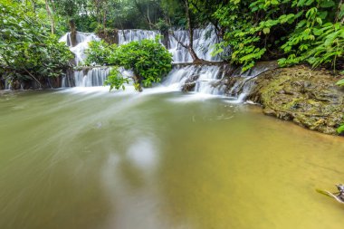 Noppiboon şelale içinde tropik yağmur ormanı, Sangkhlaburi, il Kanchanaburi, Tayland