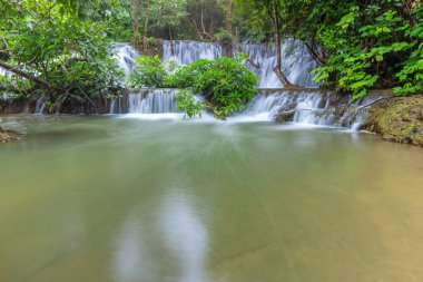 Noppiboon şelale içinde tropik yağmur ormanı, Sangkhlaburi, il Kanchanaburi, Tayland