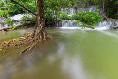 Noppiboon şelale içinde tropik yağmur ormanı, Sangkhlaburi, il Kanchanaburi, Tayland